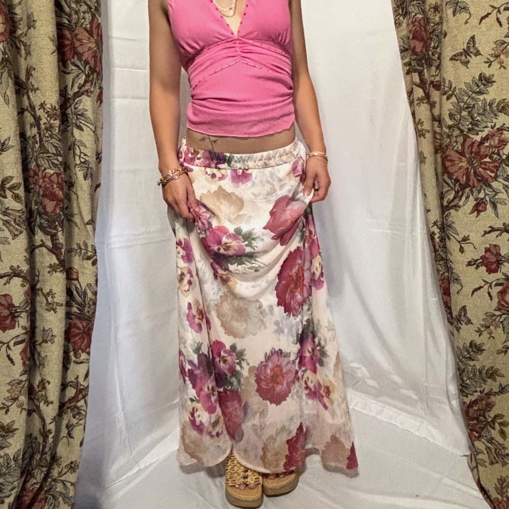 ROZ & ALI Gorgeous flowy cream maxi skirt with red floral design all over
